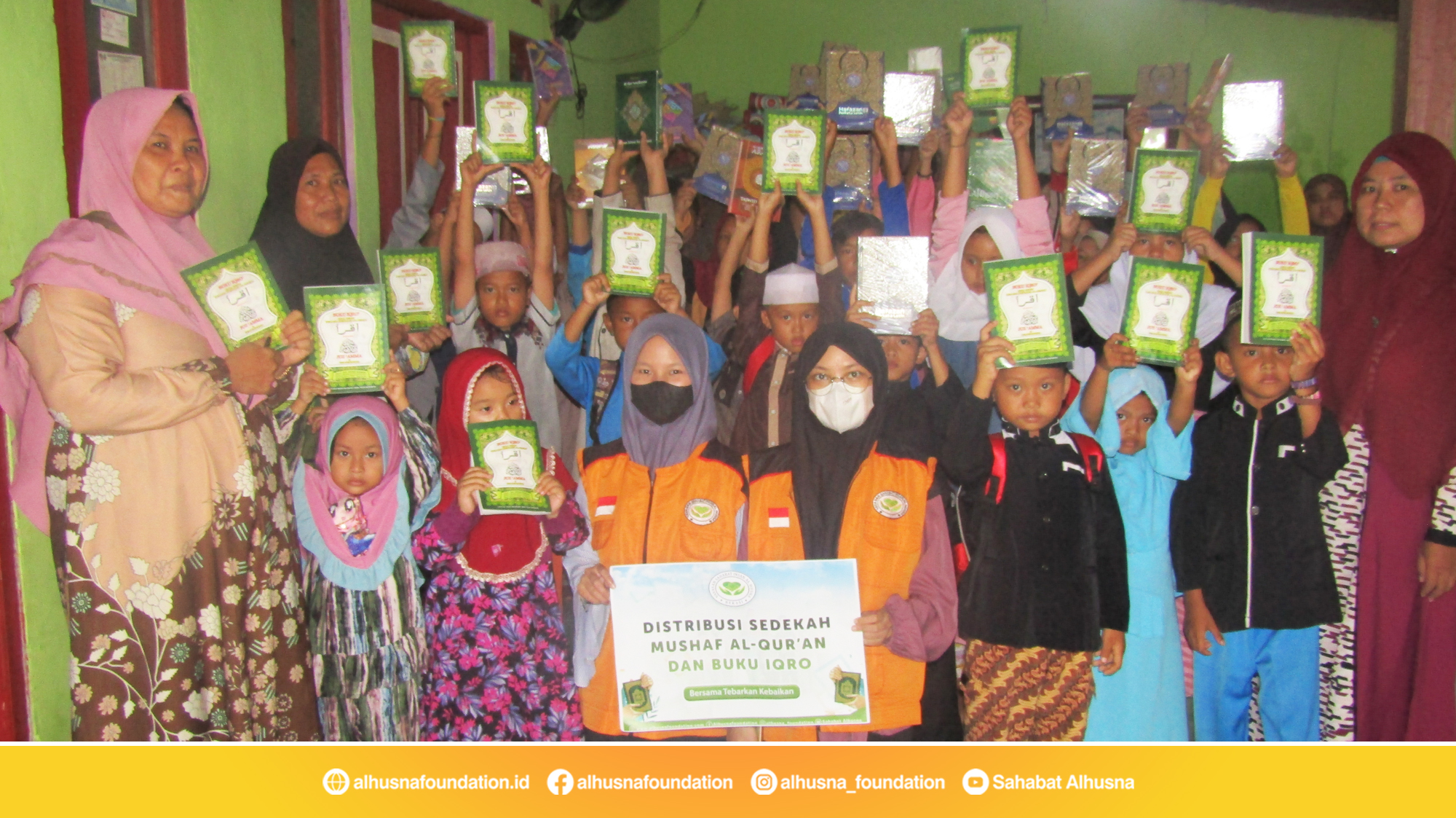 Penyaluran Al Quran dan Iqro Ke TPQ LA TAHZAN Bekasi