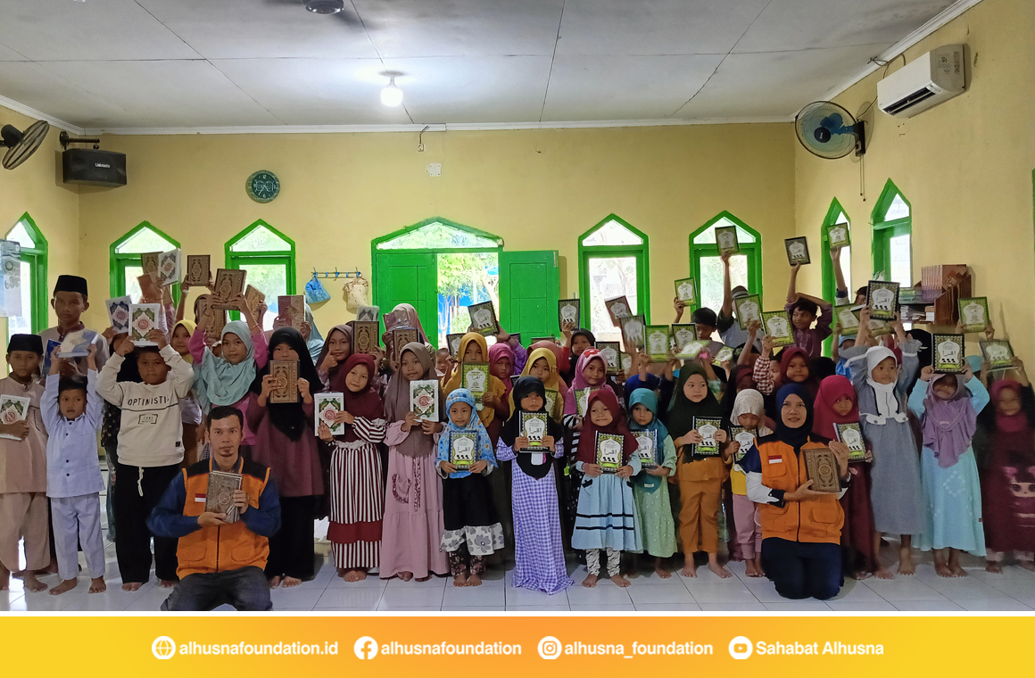 Penyaluran Al Quran dan Iqro Untuk Masjid Riyadhus Sholihin