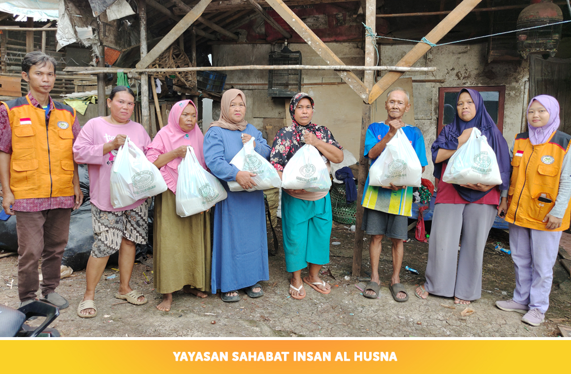 Penyaluran Paket Sembako untuk Dhu’afa di Kp. Cikiwul, Bantar Gebang